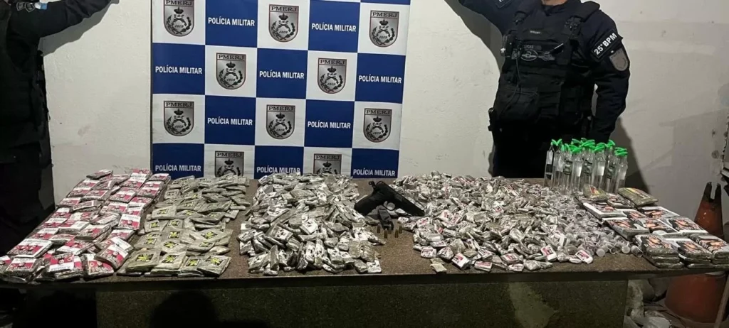 São Pedro da Aldeia: Polícia apreende mais de R$ 26 mil em drogas e prende suspeito durante patrulhamentos Imagem do artigo