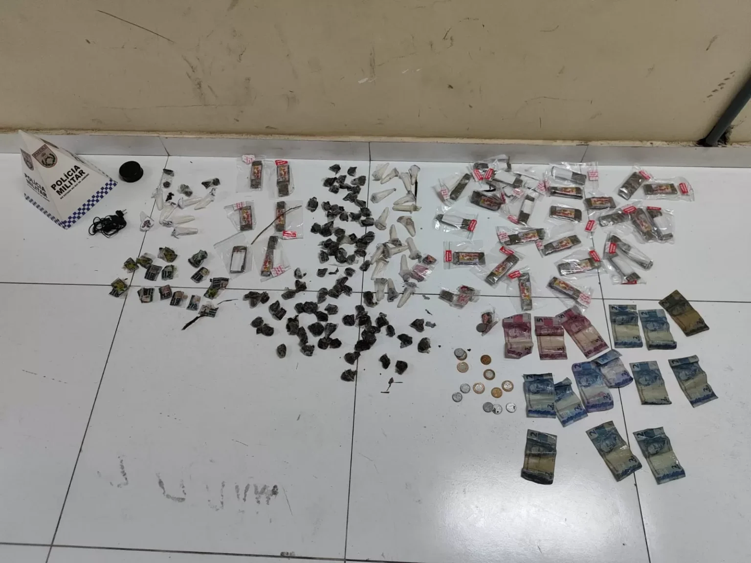 Três Detidos por Tráfico de Drogas em Araruama; Adolescente Fica Ferido Durante Fuga Imagem do artigo