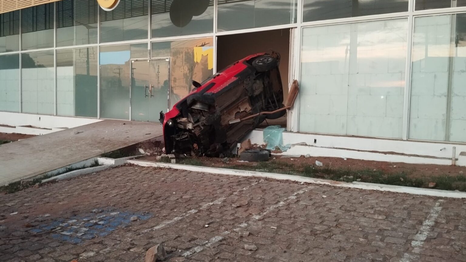 Acidente em Juazeiro do Norte: Jipe colide com motocicleta e invade escola Acidente em Juazeiro do Norte: Jipe colide com motocicleta e invade escola