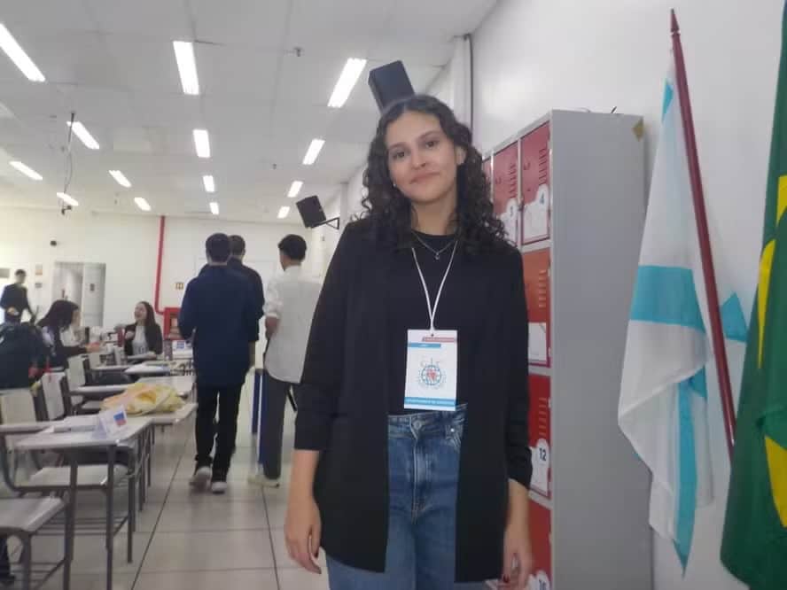 Aluna do Rio de Janeiro Conquista Nota 10 em Todas as Disciplinas e Faz História na Escola