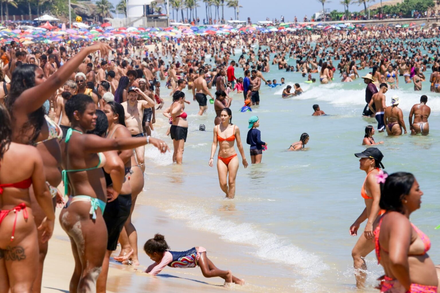 Calor intenso no Rio: praias lotadas com temperaturas que chegam a 42°C Calor intenso no Rio: praias lotadas com temperaturas que chegam a 42°C