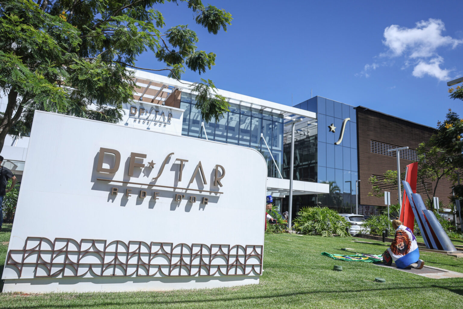 Carlos Bolsonaro Expressa Preocupações sobre a Saúde do Pai Antes da Cirurgia