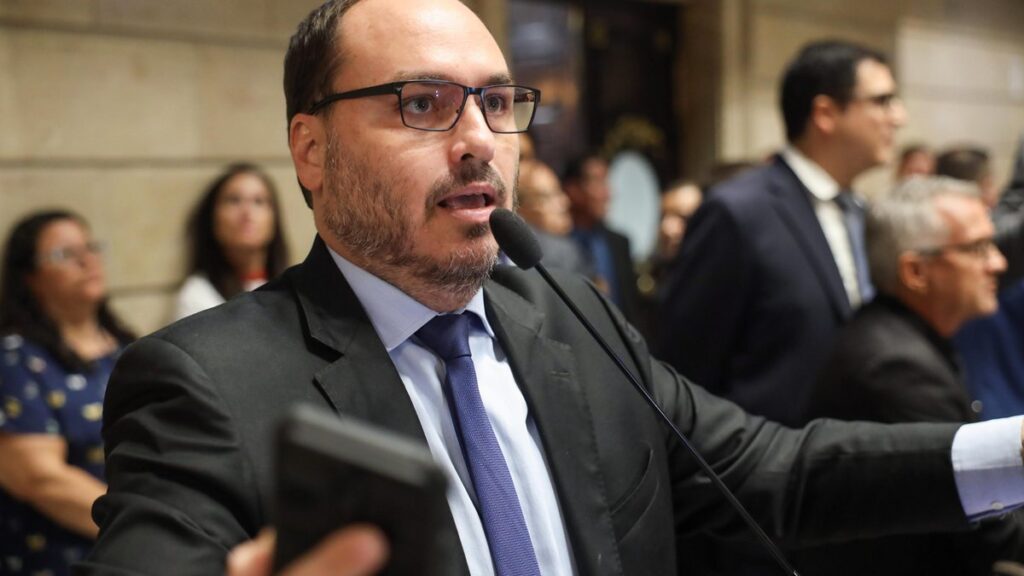 Carlos Bolsonaro Lança Candidatura ao Senado e Cria Tensão na Direita de Santa Catarina