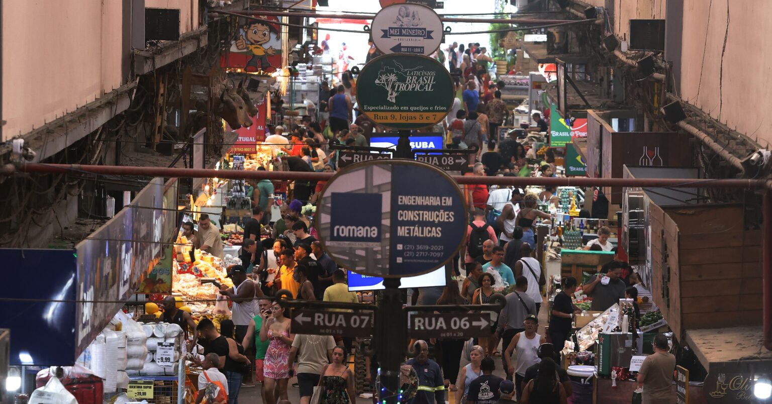 Compras de Última Hora para o Natal Movimentam o Comércio, Mas Consumidores Permanecem Cautelosos