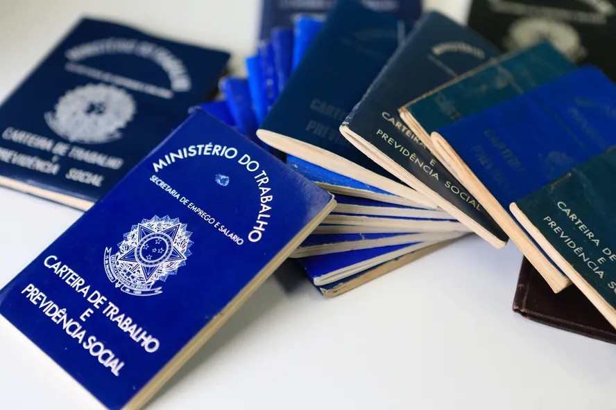 Desemprego em Queda e Renda em Alta: Recordes Históricos em Novembro de 2023