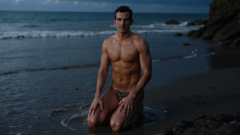 Dua Lipa Lança Álbum em Praia do México com Callum Turner