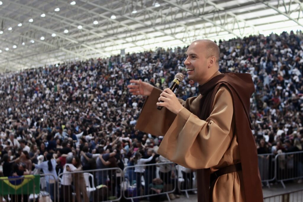 Frei Gilson realiza show gratuito em João Pessoa neste sábado: imperdível!