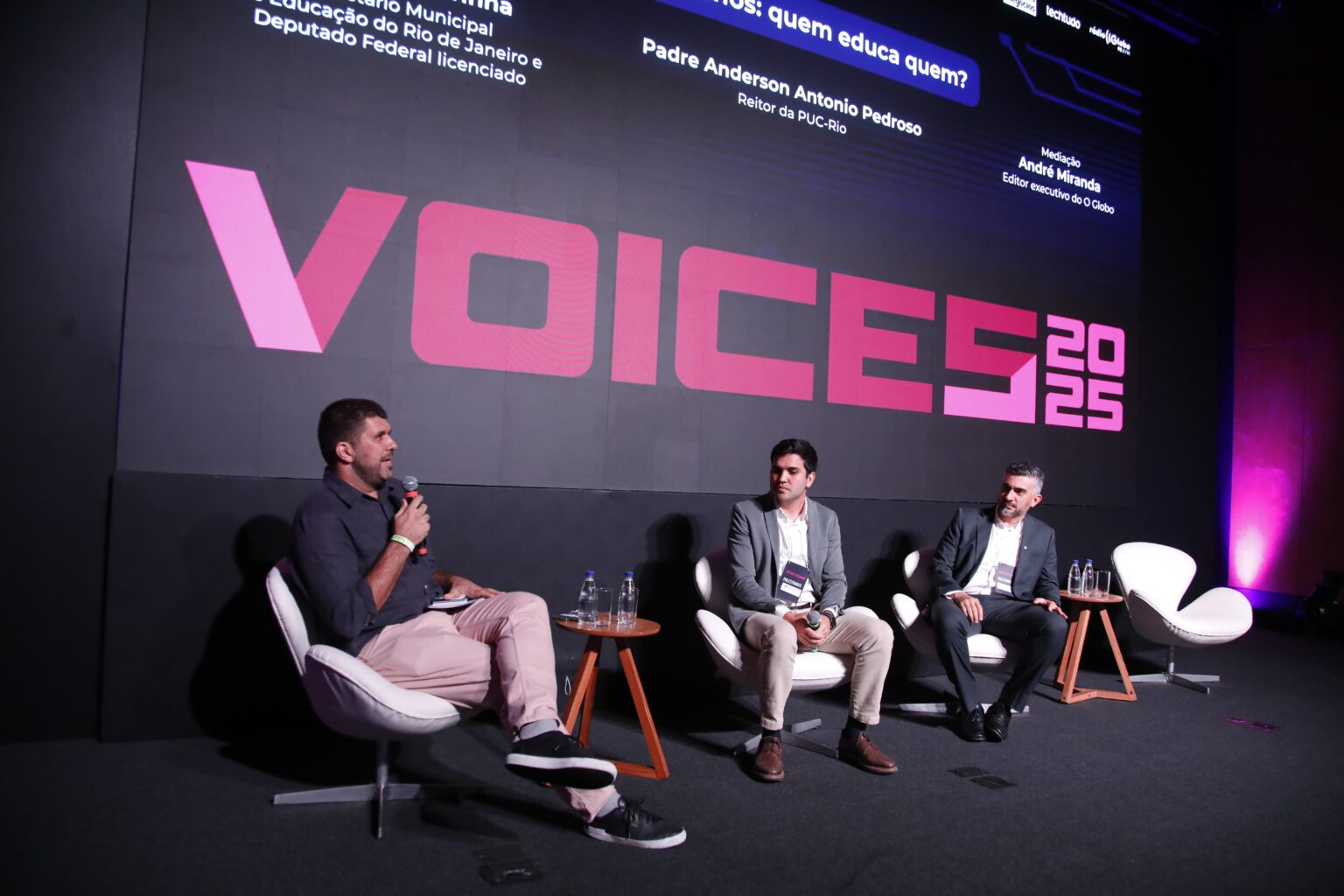 Educação em Foco: Como a Proibição de Celulares Transformou o Ensino no Rio de Janeiro Imagem do artigo