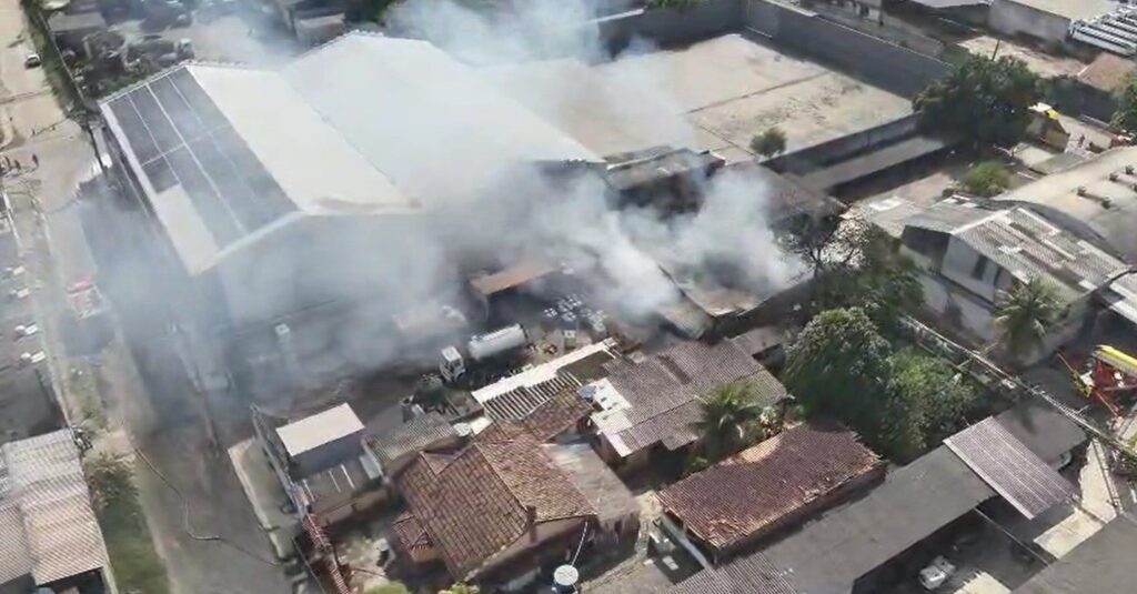 Incêndio de Grandes Proporções Afeta Galpão em Duque de Caxias, RJ