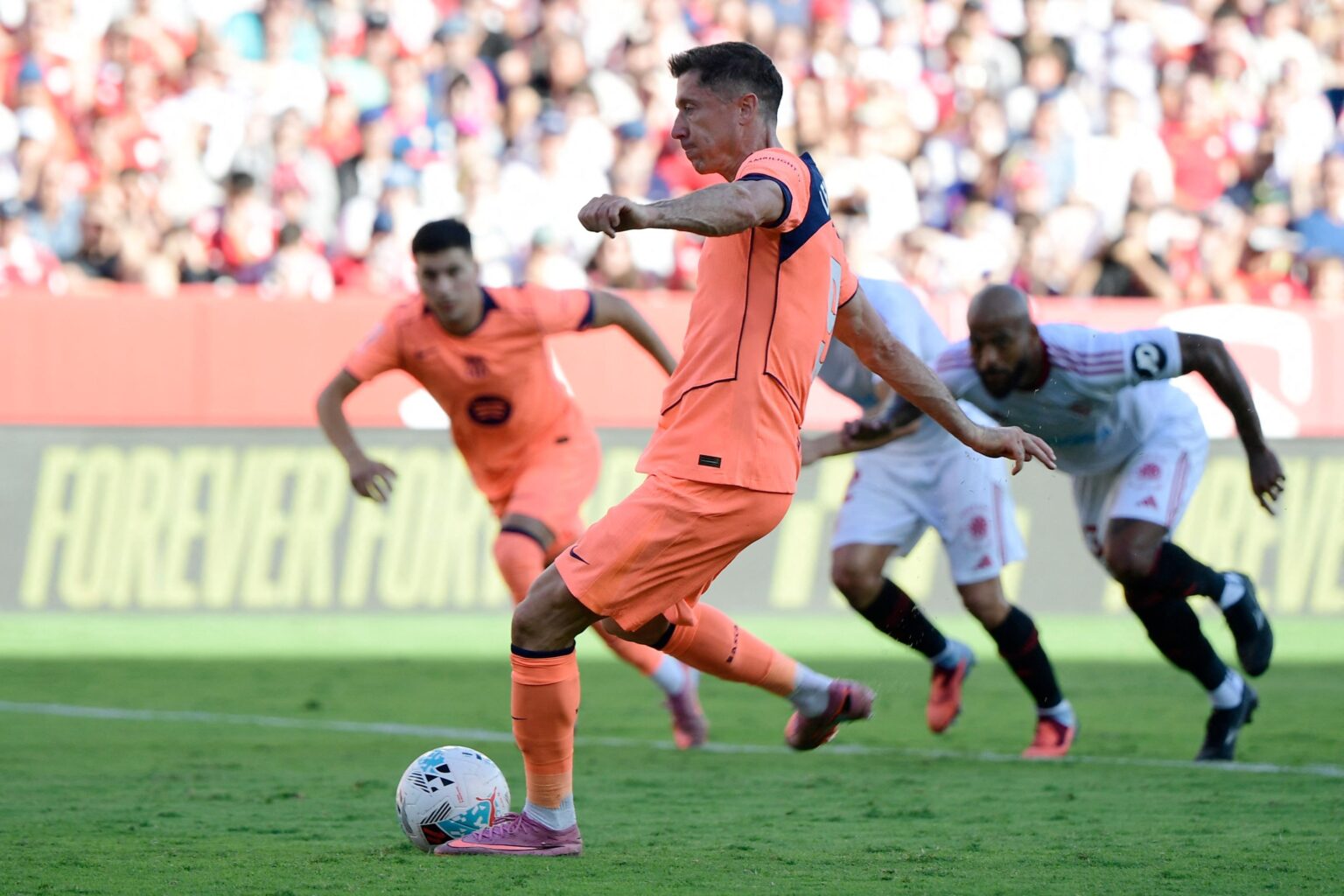 Lewandowski Reflete Sobre Goleadas em Meio à Crise Financeira do Barcelona