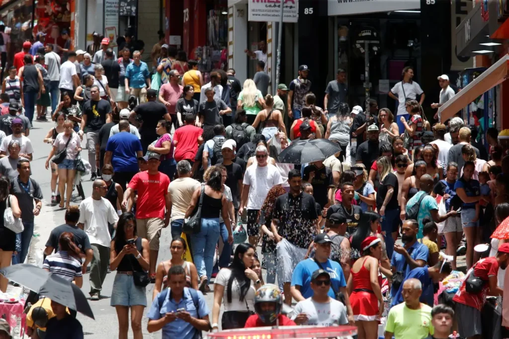 Natal: Compras de Última Hora Impulsionam o Comércio, Mas Consumidores Permanecem Cautelosos