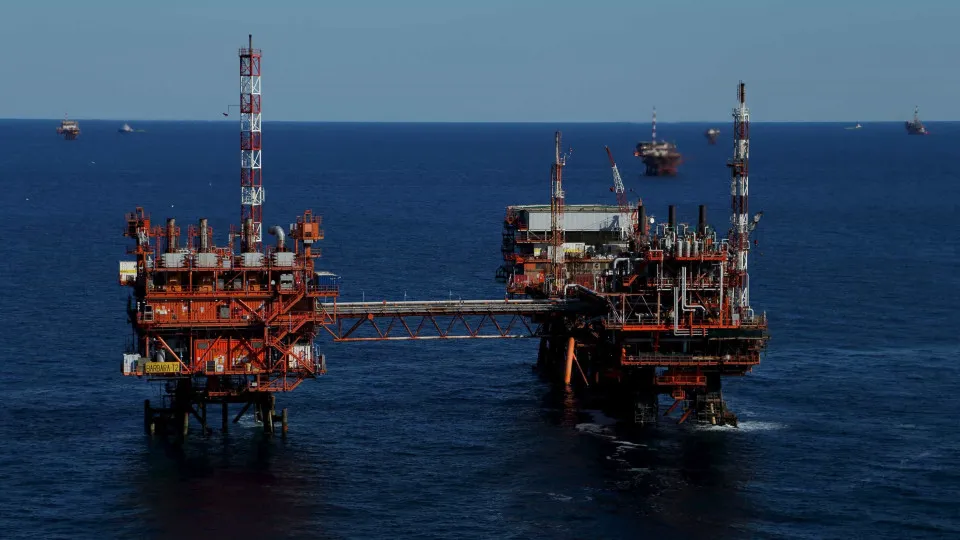 Petrobras Recebe Autorização para Nova Plataforma no Pré-Sal e Enfrenta Greve de Petroleiros