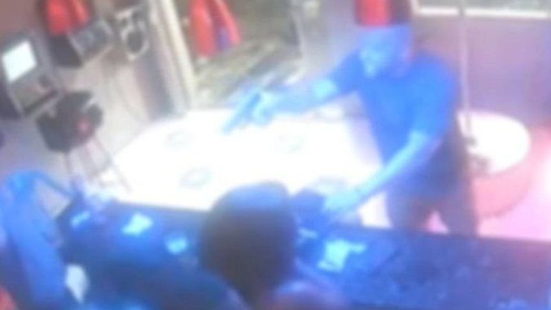 Policial Militar Detido por Roubo em Casa de Entretenimento Adulto no RJ Policial Militar Detido por Roubo em Casa de Entretenimento Adulto no RJ