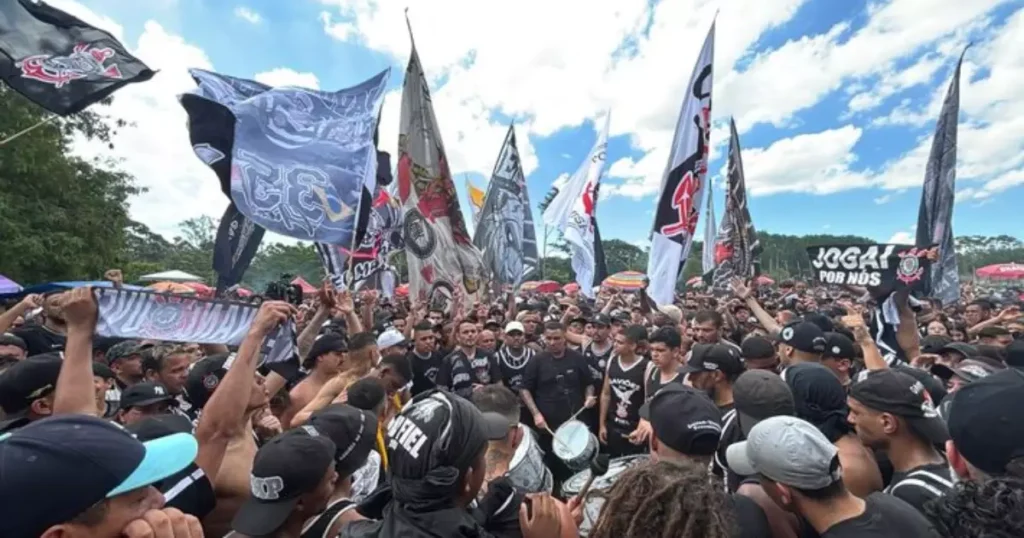 Torcida do Corinthians Faz Festa Em Frente ao CT Antes da Final da Copa do Brasil