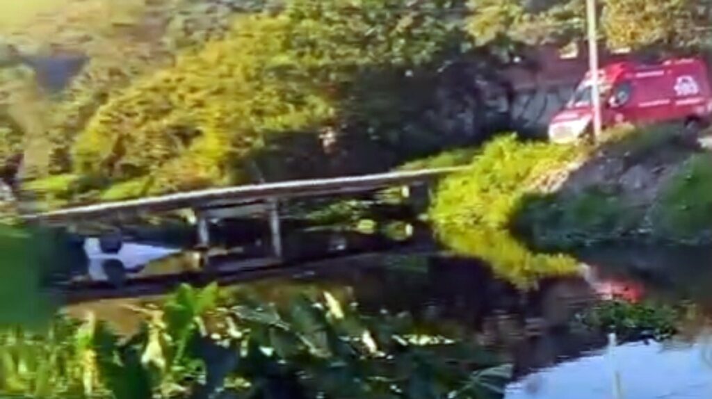 Tragédia na Zona Oeste do Rio: Carro despenca em canal e deixa 2 mortos