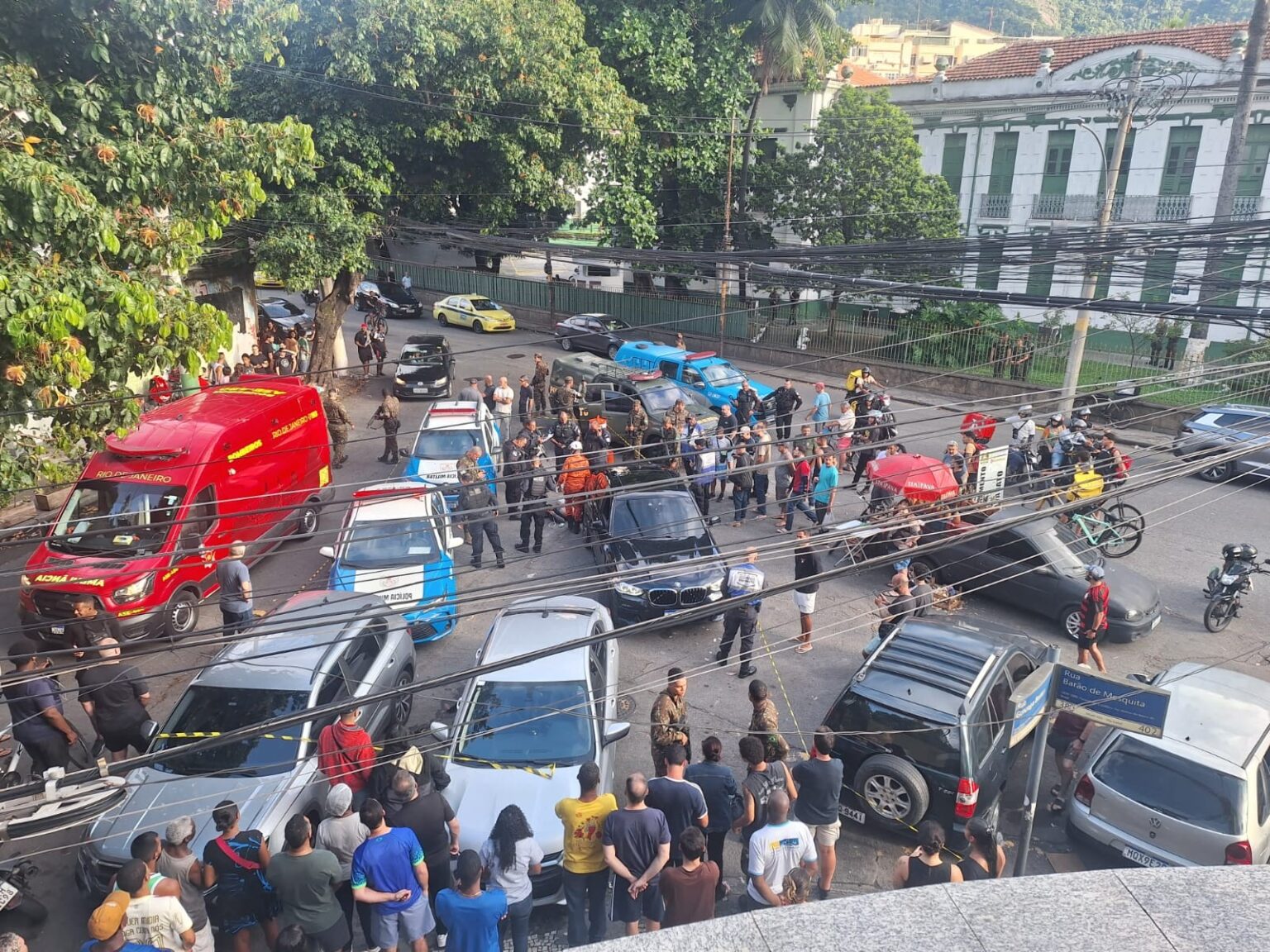 Violência na Tijuca: Um morto e um ferido em tentativa de assalto a carro de luxo Violência na Tijuca: Um morto e um ferido em tentativa de assalto a carro de luxo