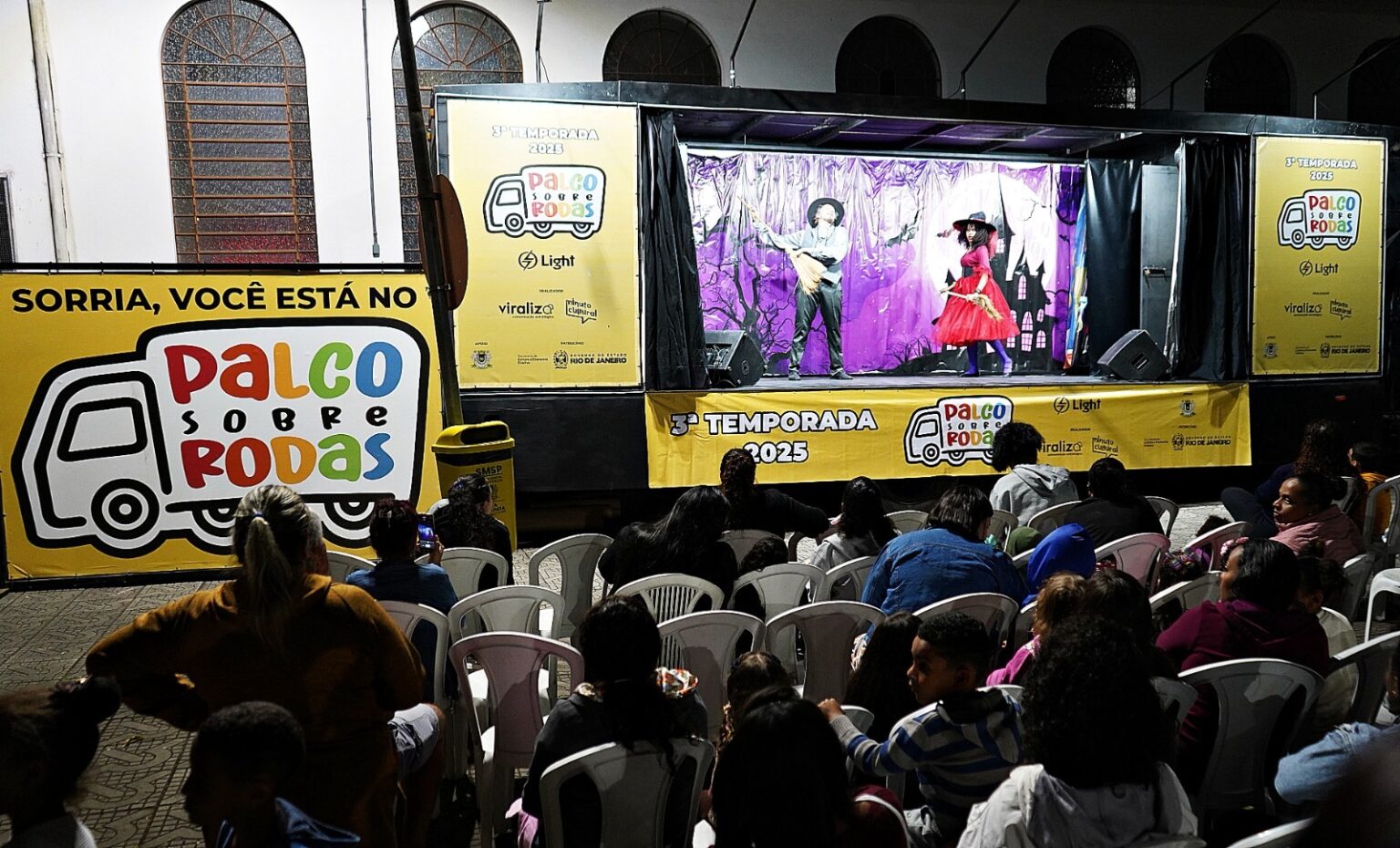 Volta Redonda: Palco Sobre Rodas Leva Cultura e Entretenimento a Mais de 35 Mil Pessoas em 2025