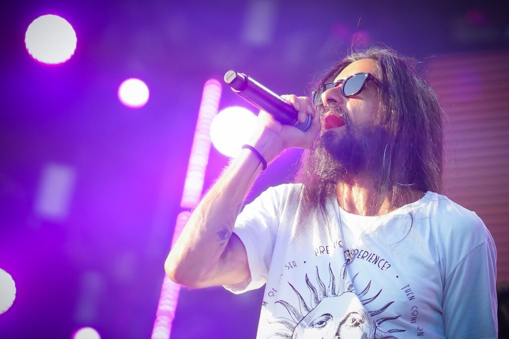 Armandinho Celebra Nova Fase em Show no Planeta Atlântida: 'Nunca Perdi Meu Sotaque'