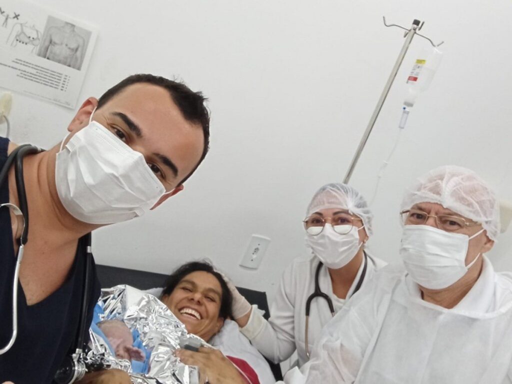 Bebê Recebe Nome do Médico Após Nascimento Surpreendente em Blumenau