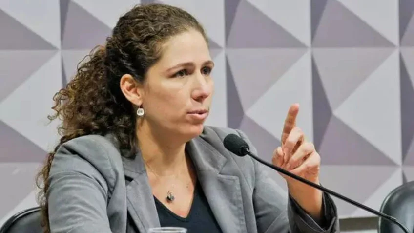 Brasil Deve Adotar Posição de Espera, Afirma Esther Dweck sobre EUA e Groenlândia