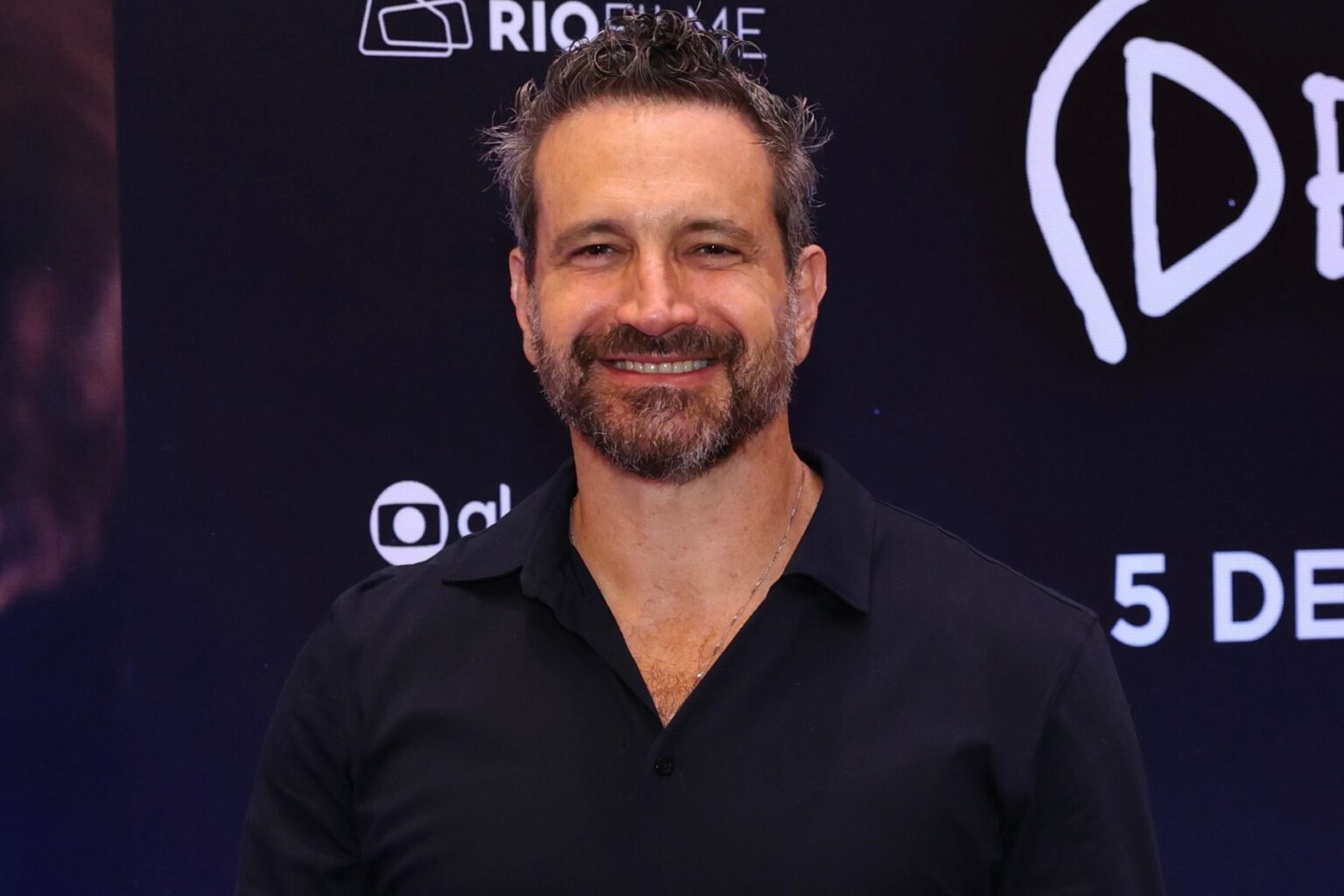 Caco Ciocler Reflete sobre Mestrado e Alcoolismo em Novo Longa Caco Ciocler Reflete sobre Mestrado e Alcoolismo em Novo Longa