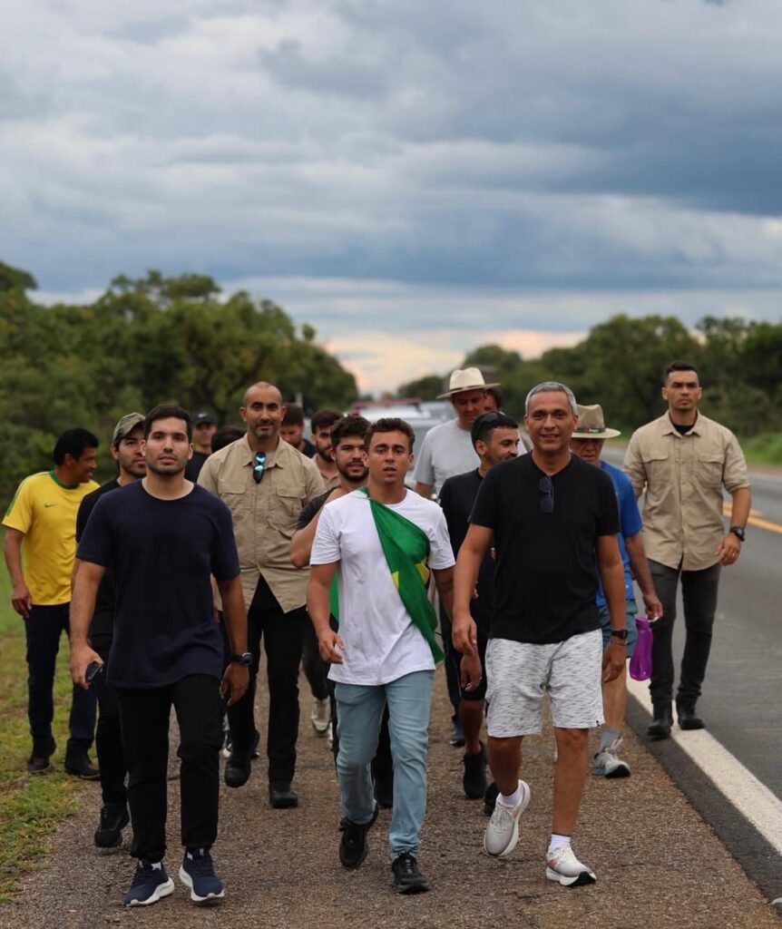Caminhada de Nikolas até Brasília gera polêmica e riscos na BR-040 Caminhada de Nikolas até Brasília gera polêmica e riscos na BR-040