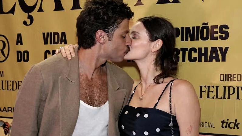 Chay Suede e Laura Neiva: Romance em Cena Durante Noite de Teatro