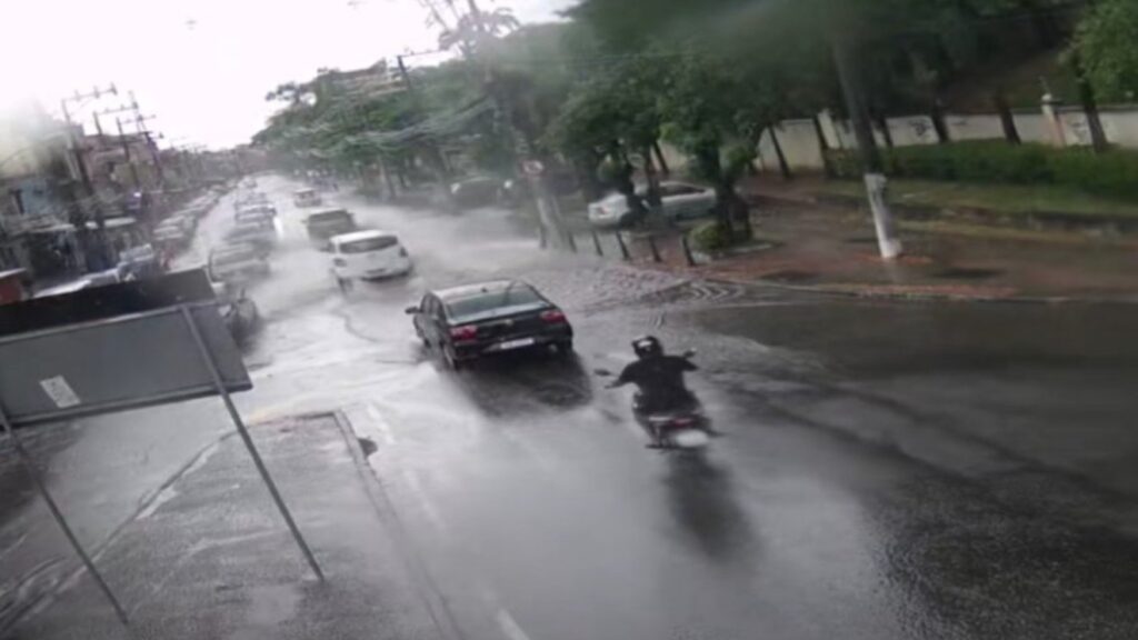 Chuva Forte Alaga Vias no Grande Rio e Aumenta Risco de Transtornos