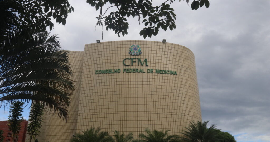 Conflito entre CFM e Moraes Nas Redes: Polarização em Alta