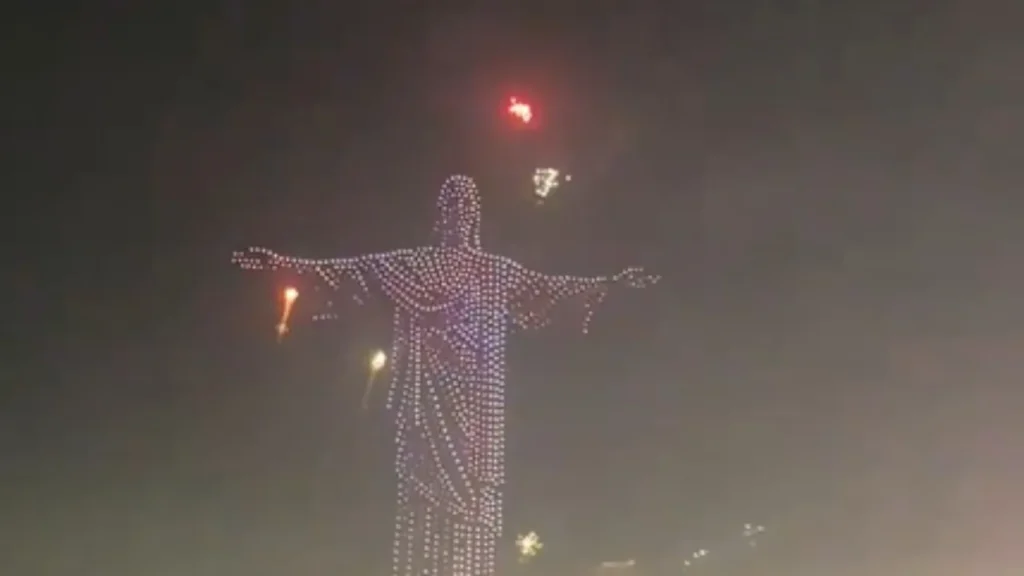 Cristo Redentor Surge do Mar em Show de Drones na Praia de Copacabana - Réveillon Inesquecível