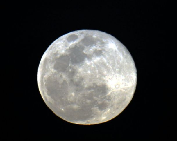 Descubra a Primeira Superlua de 2024 Neste Sábado (3) e Seus Efeitos Surpreendentes