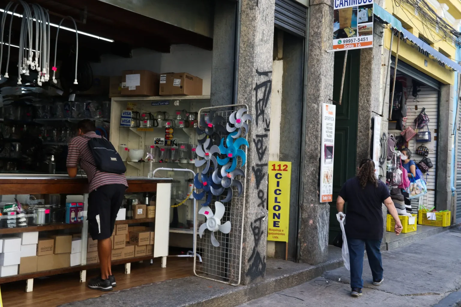 Desemprego em Baixa e Endividamento Recorde: A Contradição Brasileira