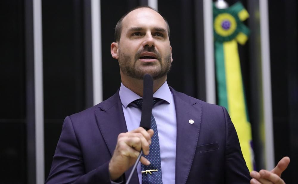 Eduardo Bolsonaro Afirma Que Tarcísio Não Pode Opor-se a Flávio Eduardo Bolsonaro Afirma Que Tarcísio Não Pode Opor-se a Flávio