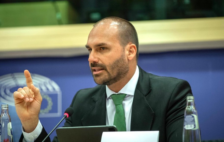 Eduardo Bolsonaro e o Salário de um Escrivão da PF: Retorno ao Cargo em Jogo Eduardo Bolsonaro e o Salário de um Escrivão da PF: Retorno ao Cargo em Jogo