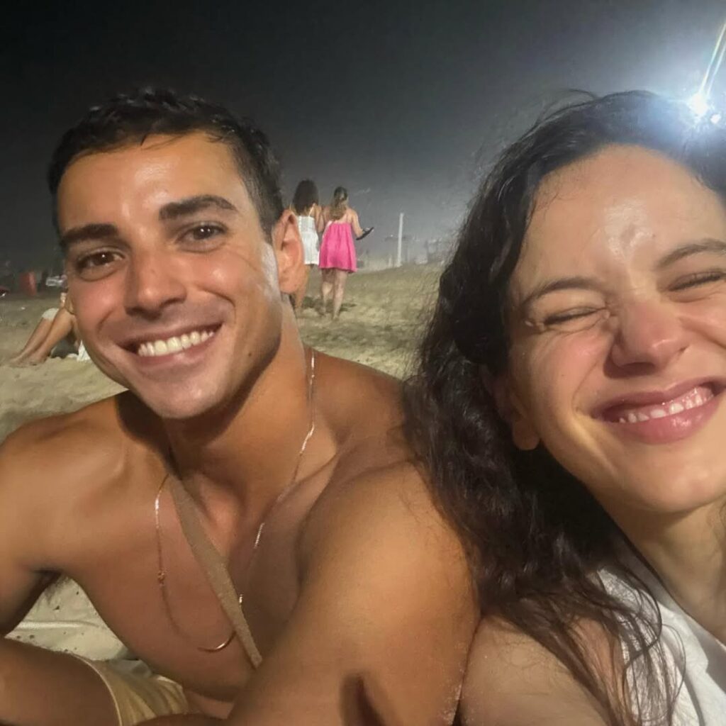 Fãs de Rosalía 'invadem' redes sociais de jovem que passou o Ano Novo com a cantora em Ipanema