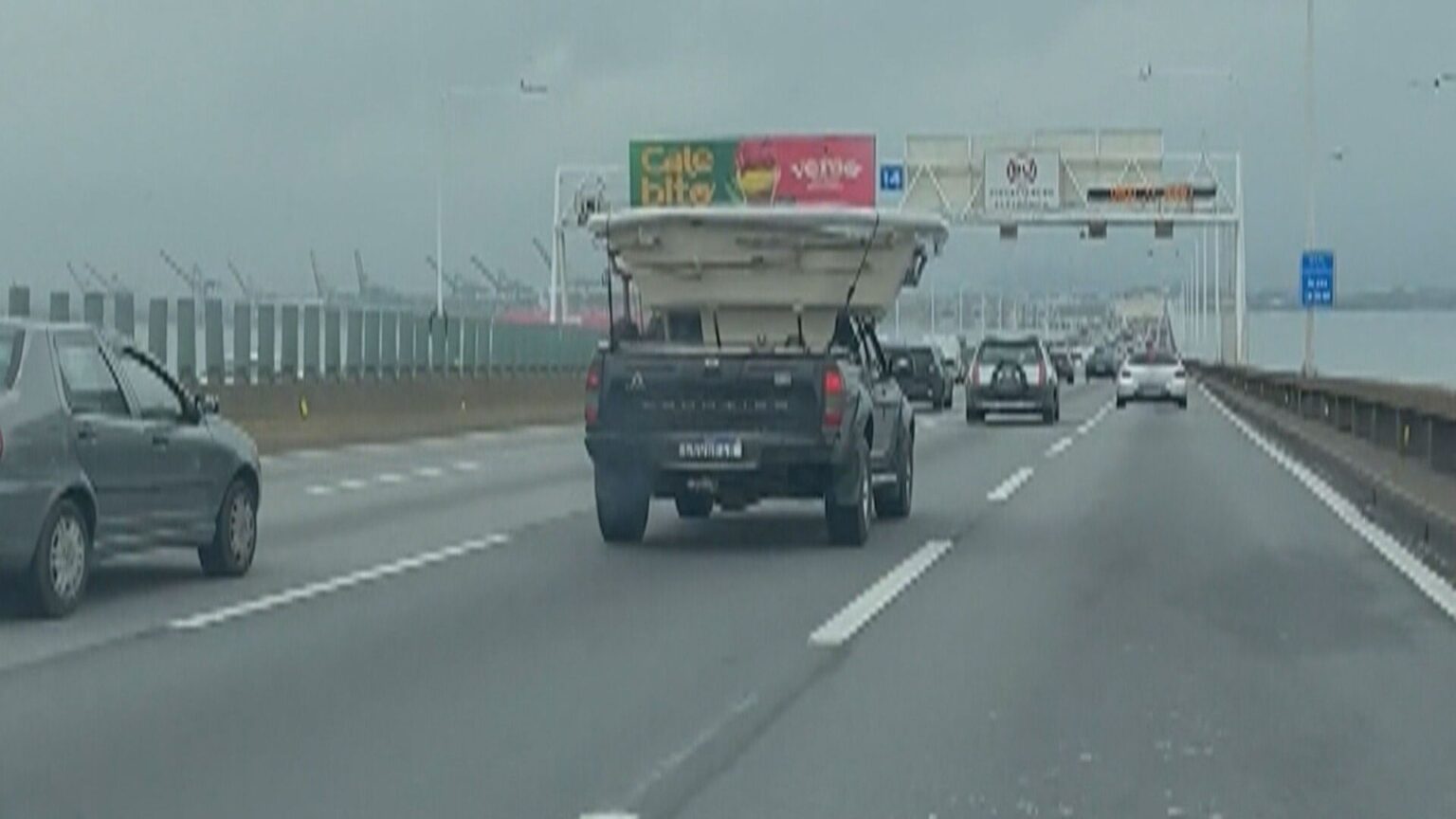 Flagra inusitado: Hidromassagem transportada na caçamba de picape na Ponte Rio-Niterói