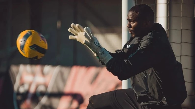 Flamengo e Botafogo: A corrida pelo goleiro Andrew e suas implicações