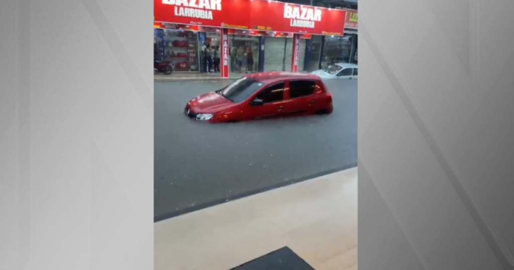 Fortes chuvas provocam alagamentos na Zona Oeste do Rio de Janeiro