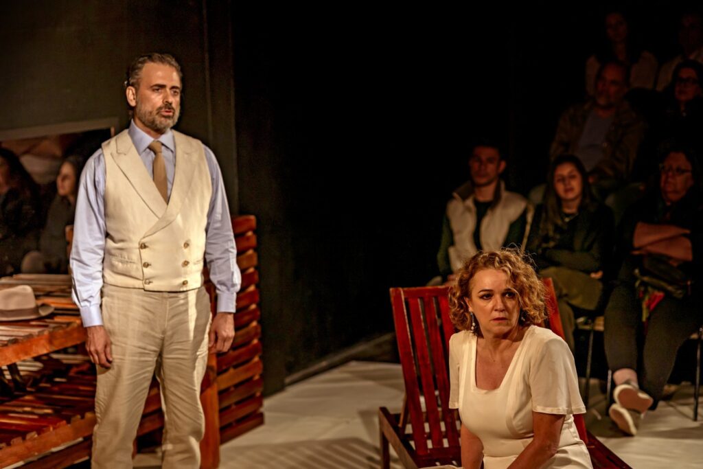 Grupo Tapa Retorna ao Rio de Janeiro com Clássico de Strindberg Após 10 Anos