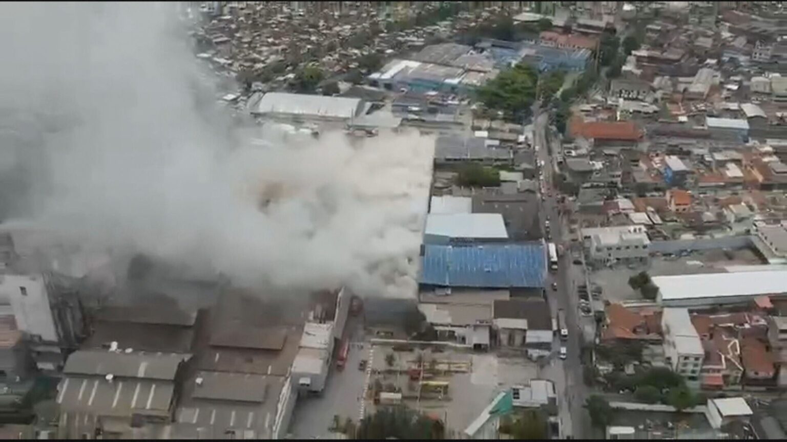 Incêndio Controlado em Galpão de Fábrica de Vidros no Jacaré, Zona Norte do Rio