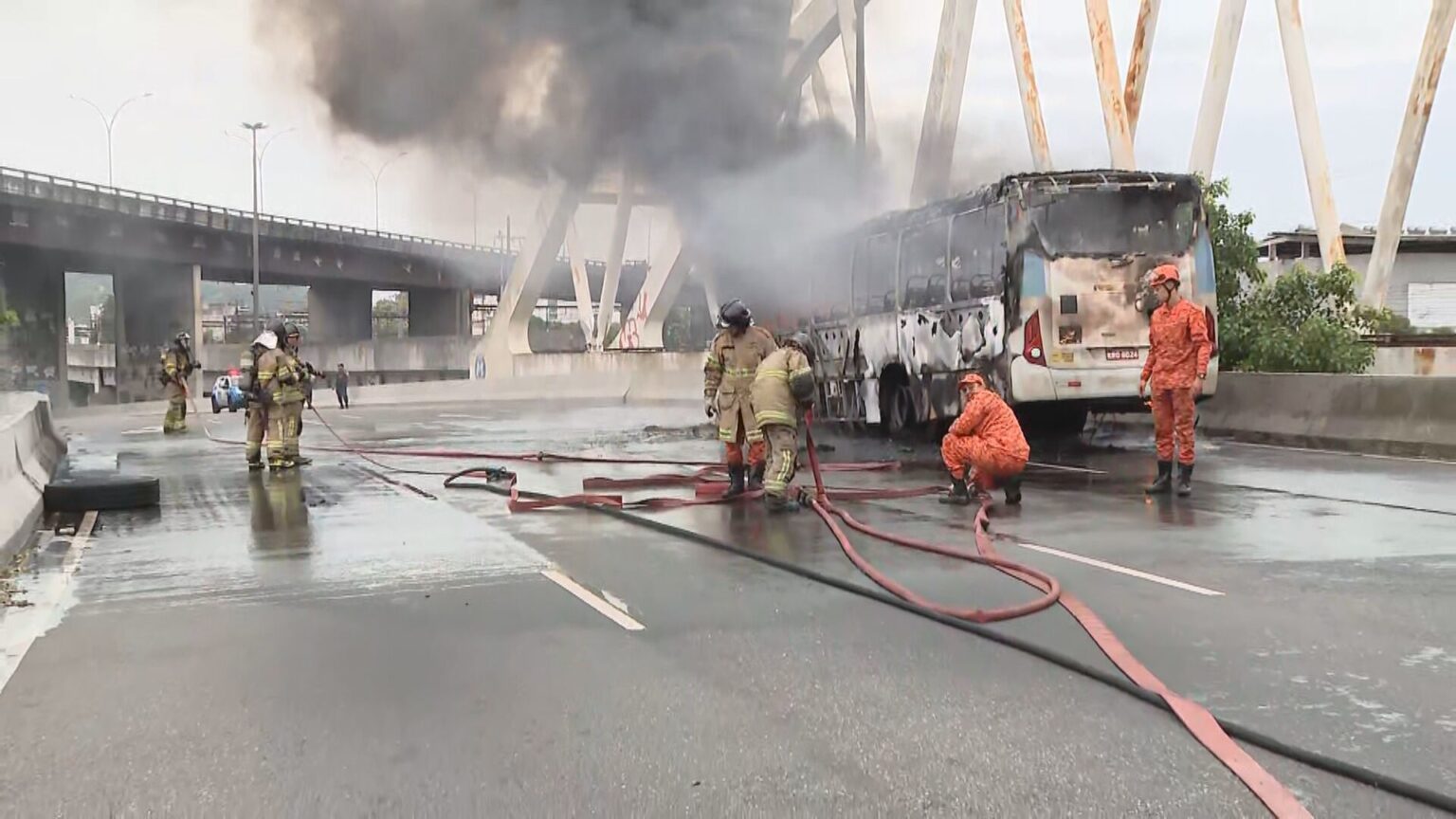 Incêndio em Ônibus Interdita Avenida no Centro do Rio de Janeiro