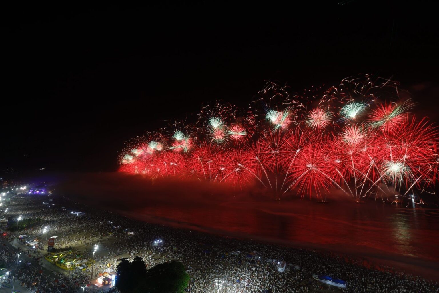 João Gomes e Iza encantam Copacabana em noite de Réveillon