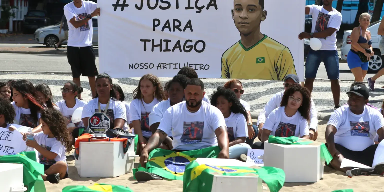 Manifestantes Pedem Justiça por Thiago Menezes Flausino no Rio de Janeiro
