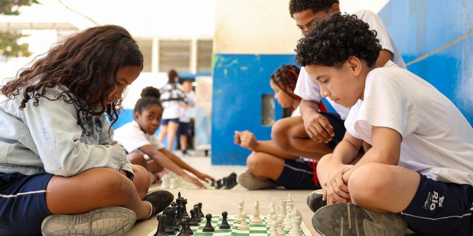 MEC Avalia Impacto da Proibição de Celulares nas Escolas: Um Ano de Resultados