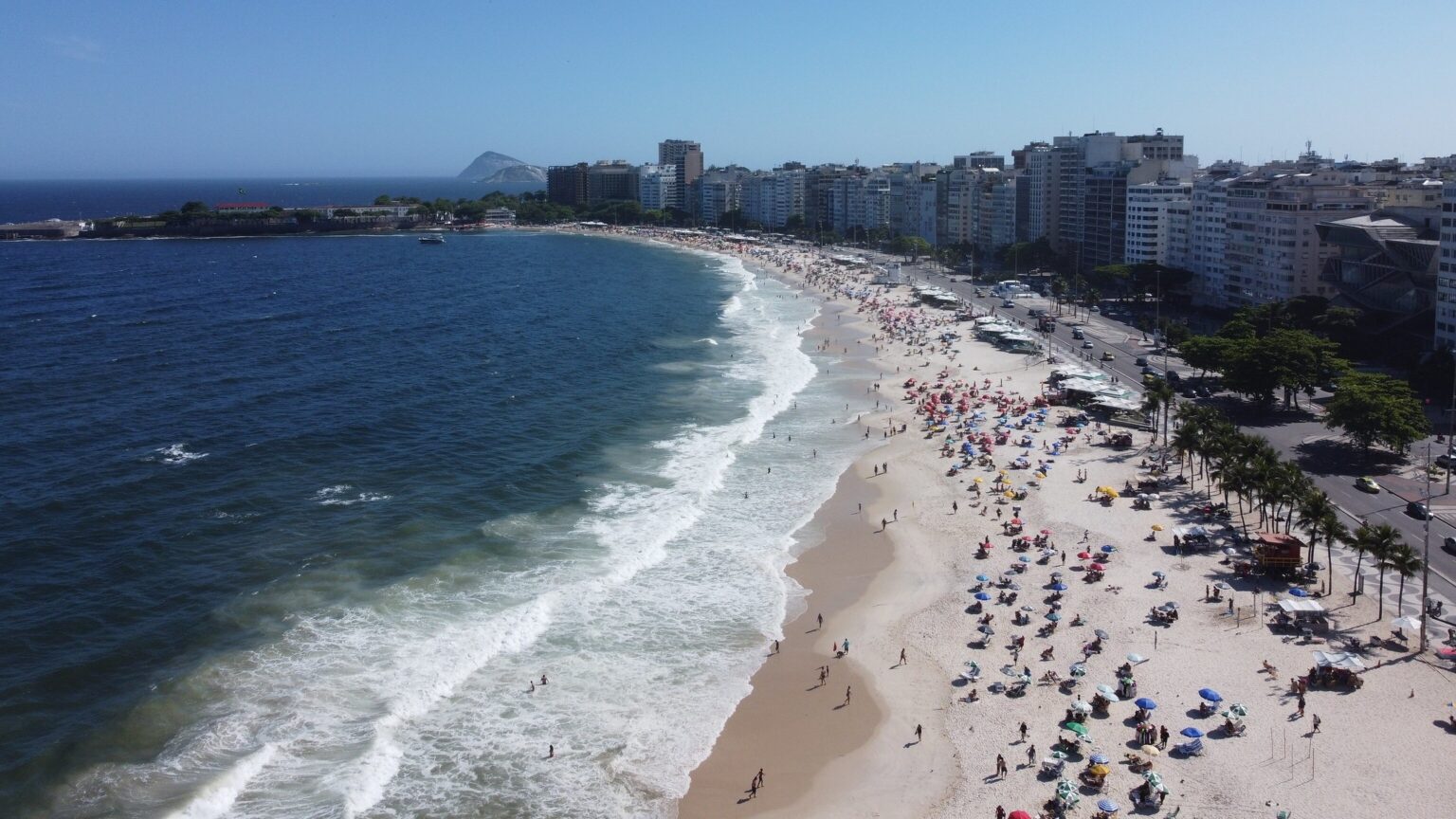Megashow em Copacabana: Paes Anuncia Data mas Mistério Permanece sobre Atração