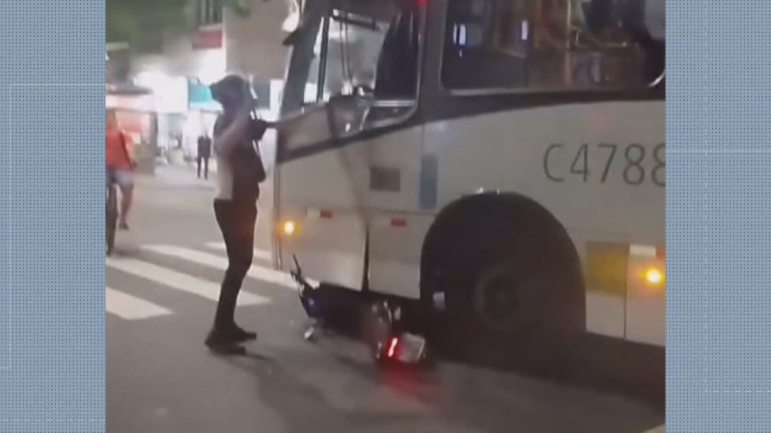 Motorista de ônibus atropela motocicleta após altercação no Leblon; Confira o vídeo Motorista de ônibus atropela motocicleta após altercação no Leblon; Confira o vídeo
