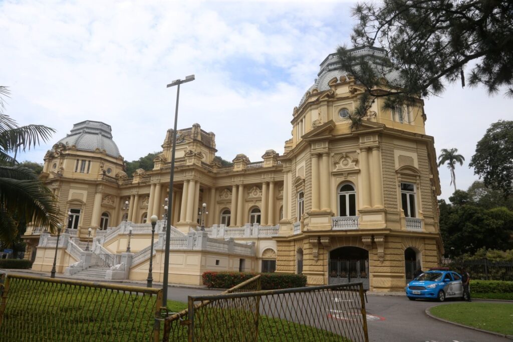 Mudanças na Educação: Governo do Rio Exonera 23 Comissionados em Década Crítica