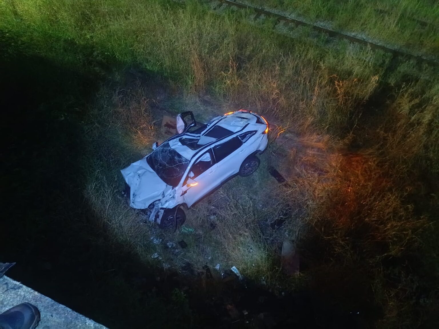 Perseguição Policial Acaba com Carro na Linha Férrea no Rio de Janeiro