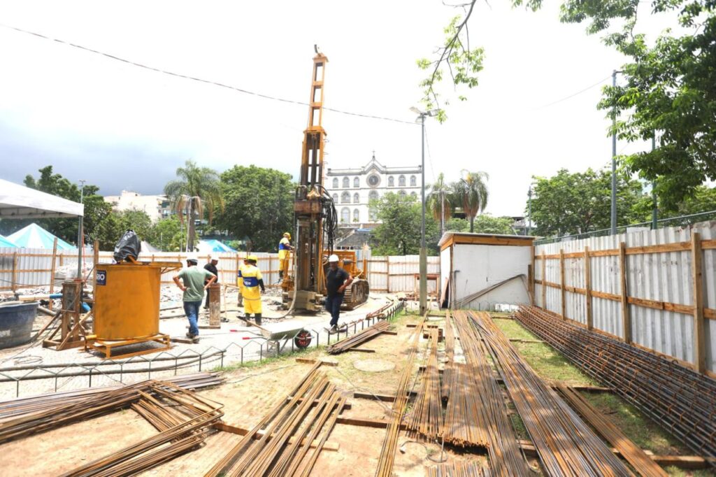 Rio de Janeiro Homenageia Martinho da Vila com Monumento Imponente