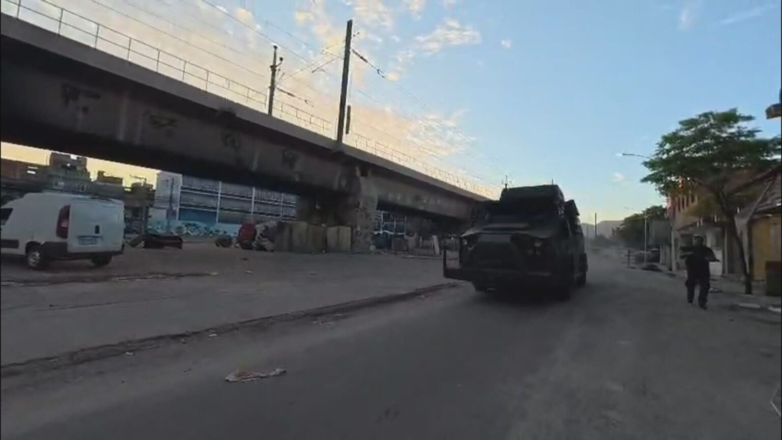 Tiroteio em Manguinhos Interrompe Circulação de Trens da SuperVia; Polícia Realiza Operação na Área Tiroteio em Manguinhos Interrompe Circulação de Trens da SuperVia; Polícia Realiza Operação na Área